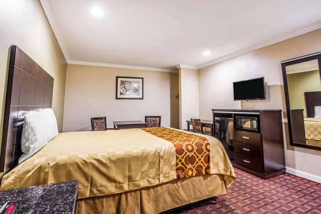 rodeway inn and suites