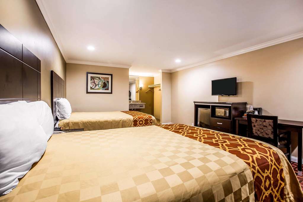 rodeway inn and suites