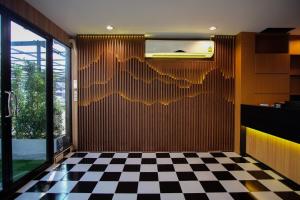 the o zone airport inn