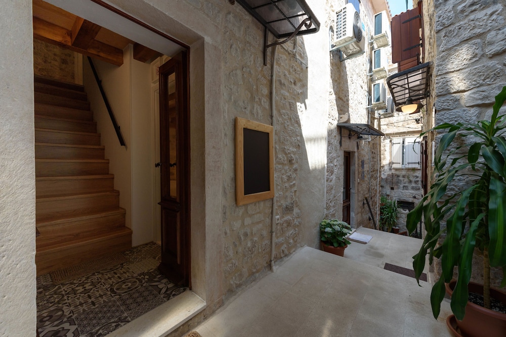 apartments and rooms tiramola