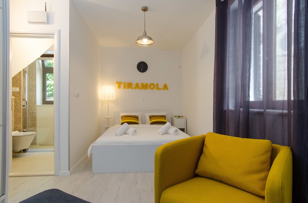 apartments and rooms tiramola