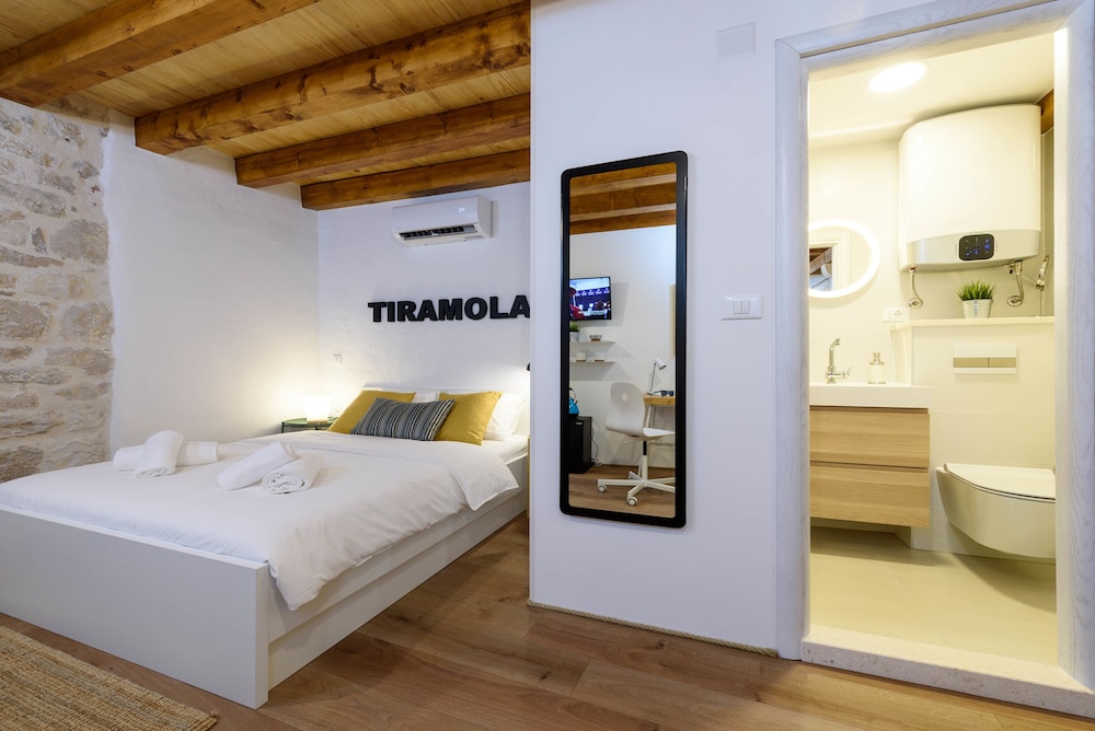 apartments and rooms tiramola