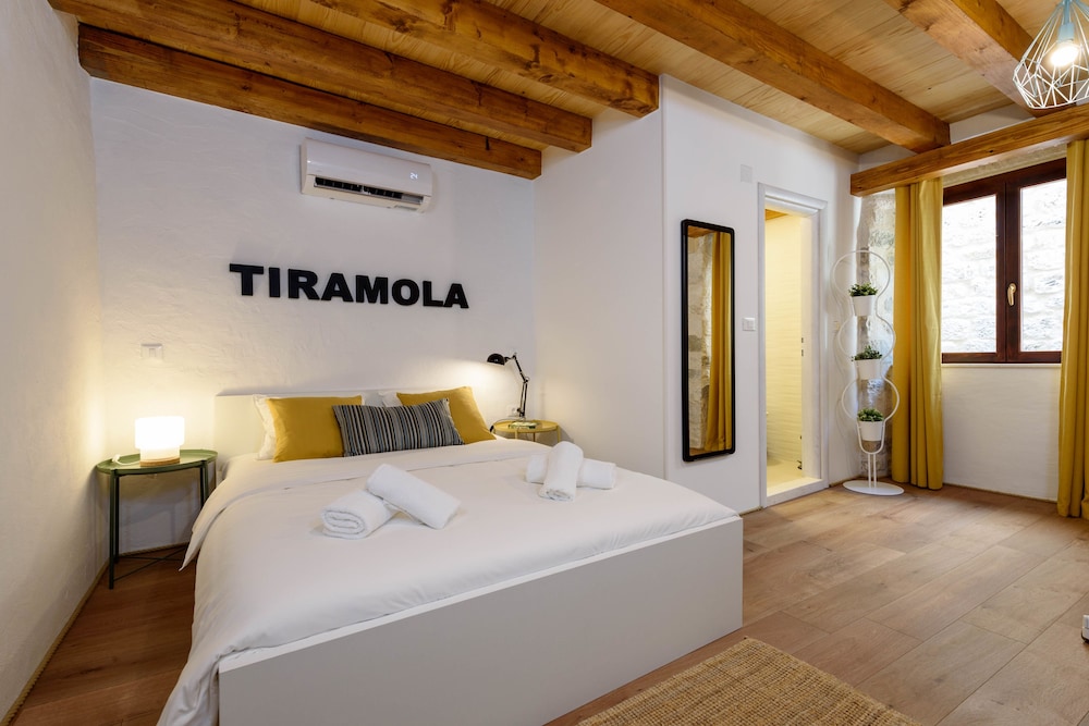 apartments and rooms tiramola
