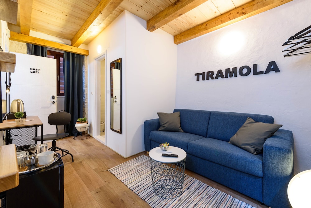 apartments and rooms tiramola