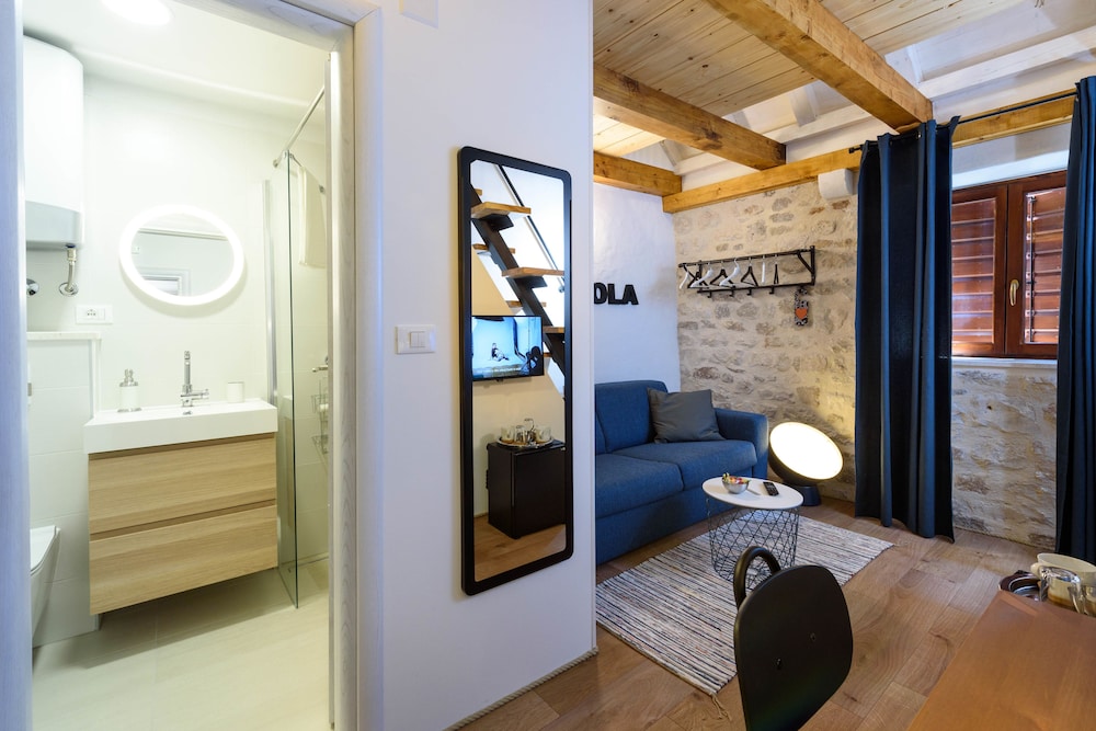 apartments and rooms tiramola