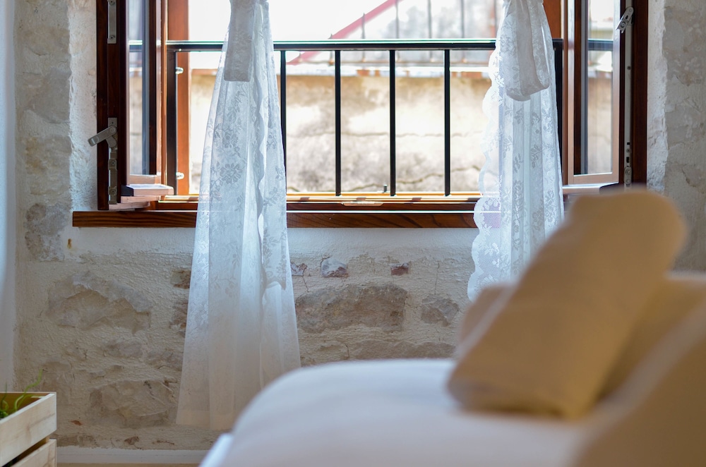 apartments and rooms tiramola