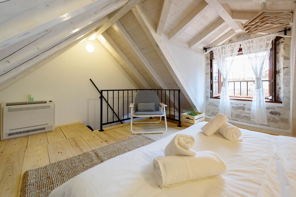 apartments and rooms tiramola
