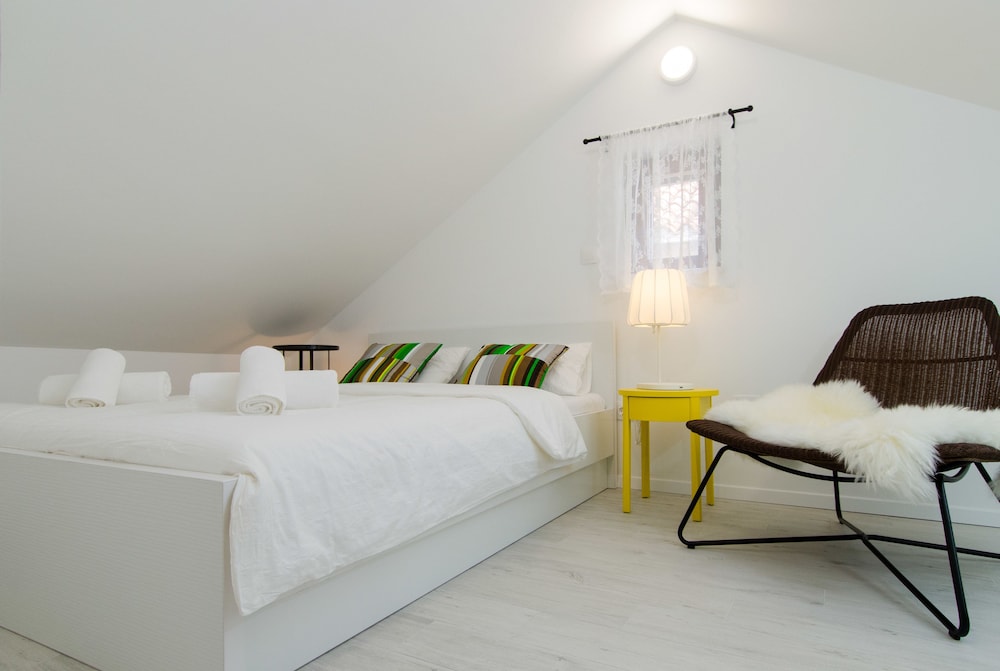 apartments and rooms tiramola