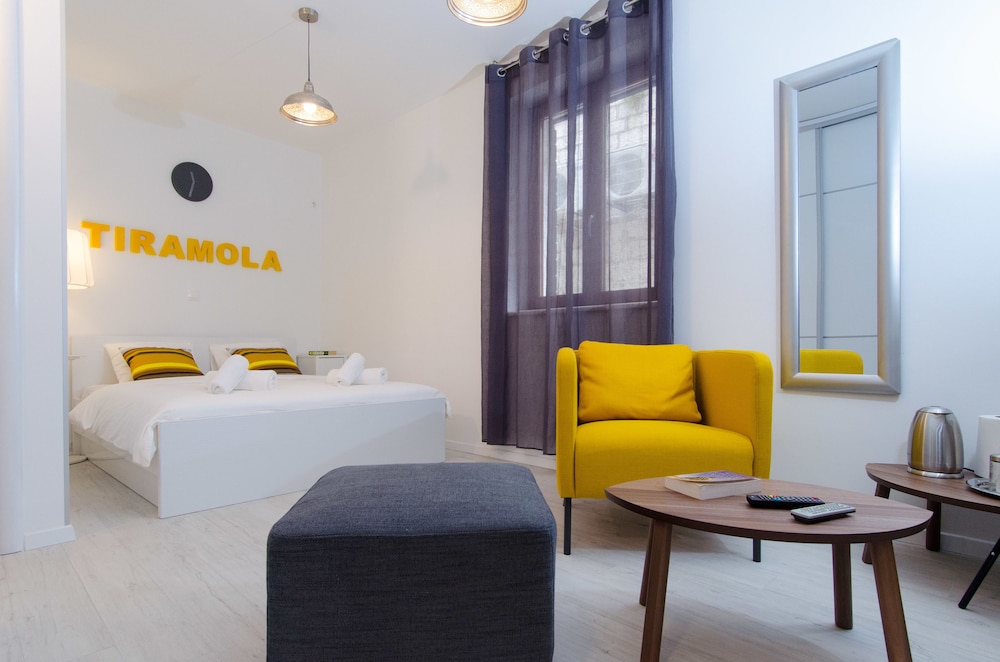 apartments and rooms tiramola