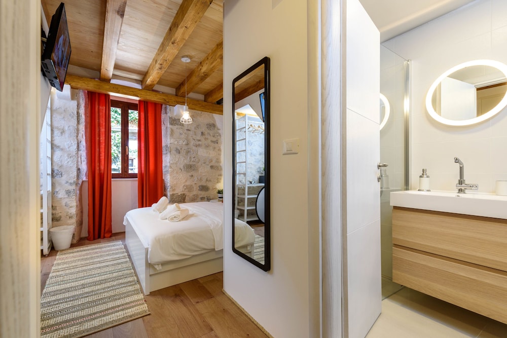 apartments and rooms tiramola