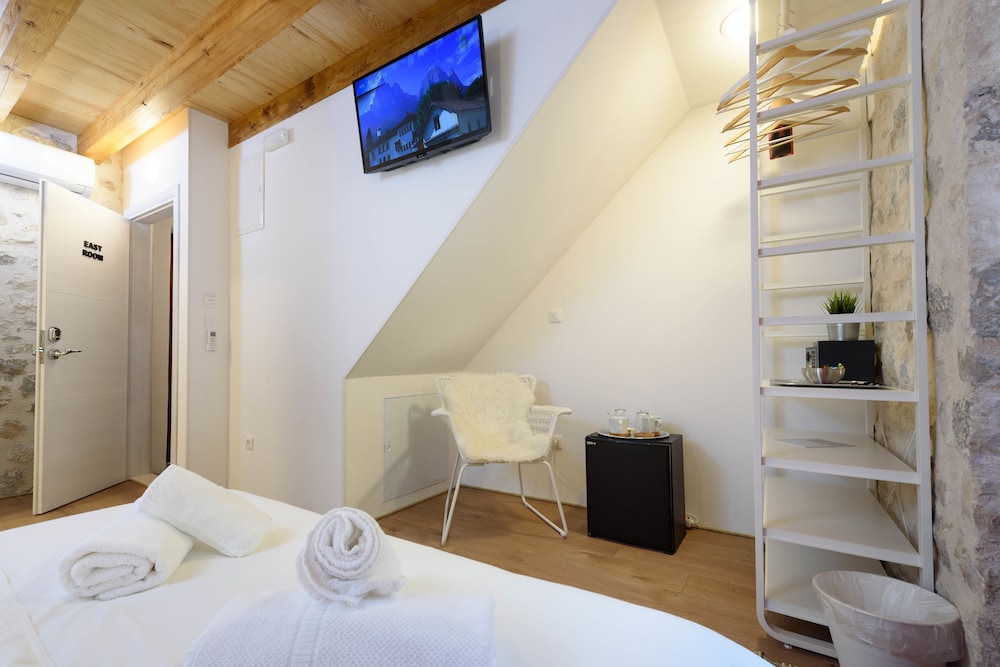 apartments and rooms tiramola