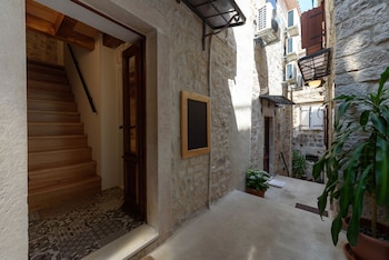 apartments and rooms tiramola