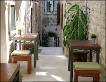 apartments and rooms tiramola