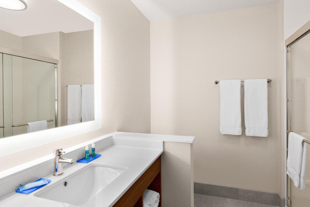 hol inn exp and suites union gap yakima area