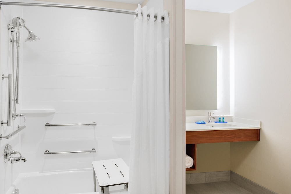 hol inn exp and suites union gap yakima area