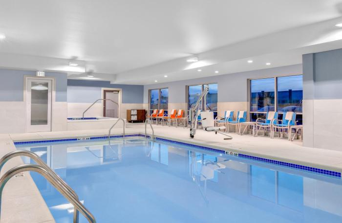 hol inn exp and suites union gap yakima area