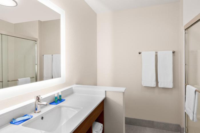 hol inn exp and suites union gap yakima area