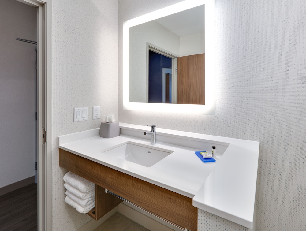 holiday inn express and suites plano east