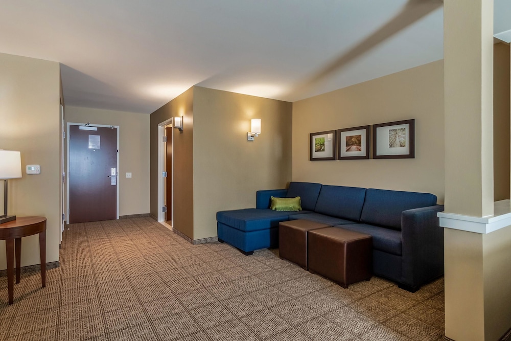 comfort inn and suites harrisburg airport hershe