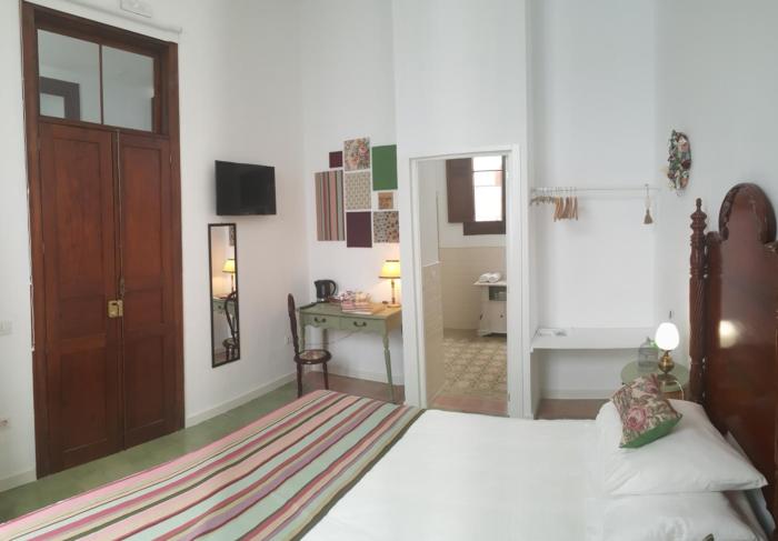 los canaritos guest house