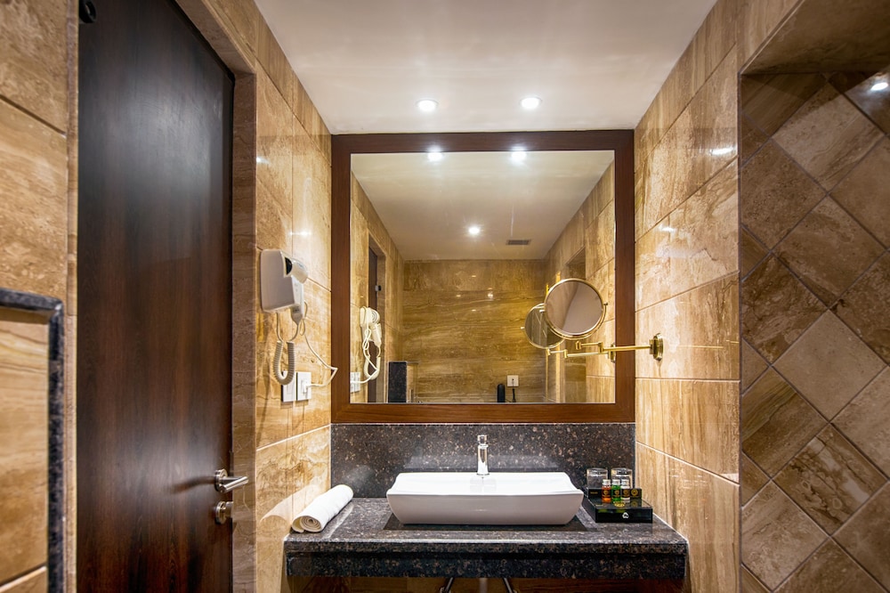 hotel saffron crest
