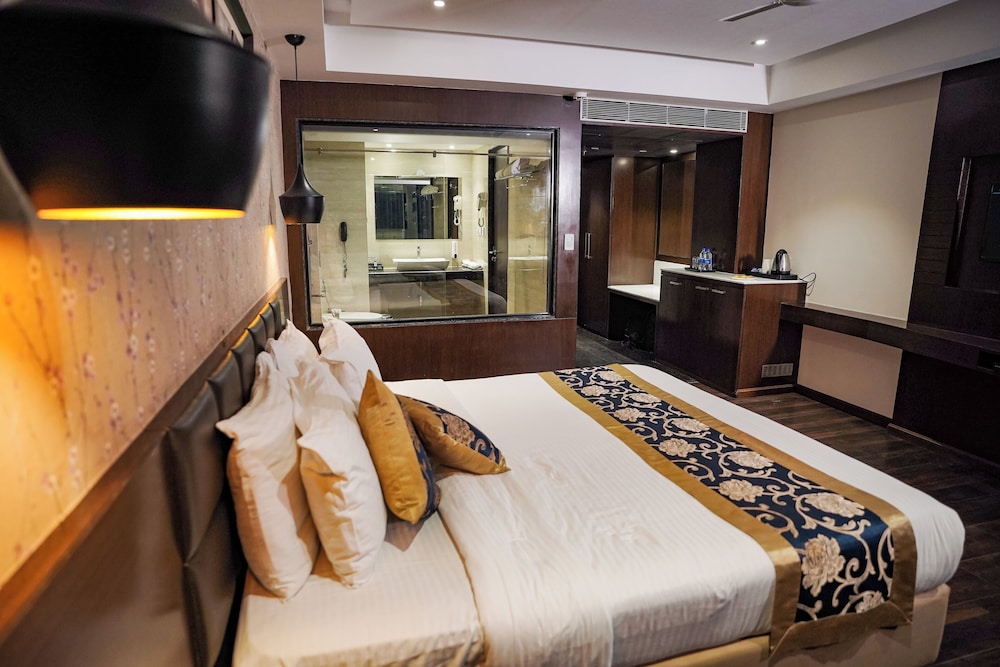 hotel saffron crest