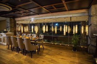 hotel saffron crest