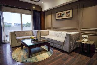 hotel saffron crest