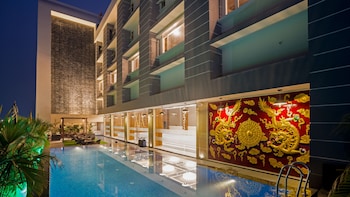 hotel saffron crest