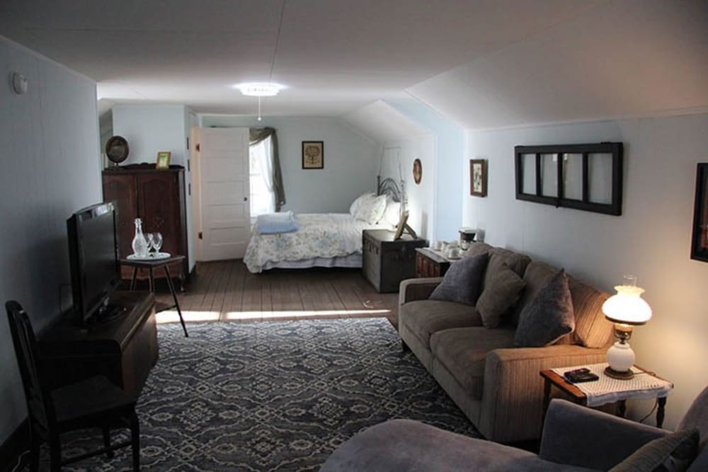 riverboat bed and breakfast