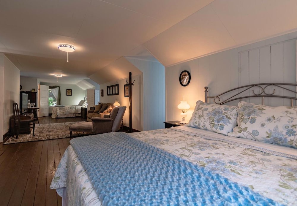 riverboat bed and breakfast