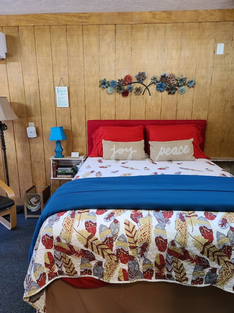 silly chickens lodge bandb