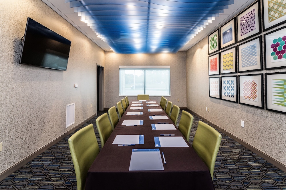 holiday inn express and suites allen park an ihg hotel