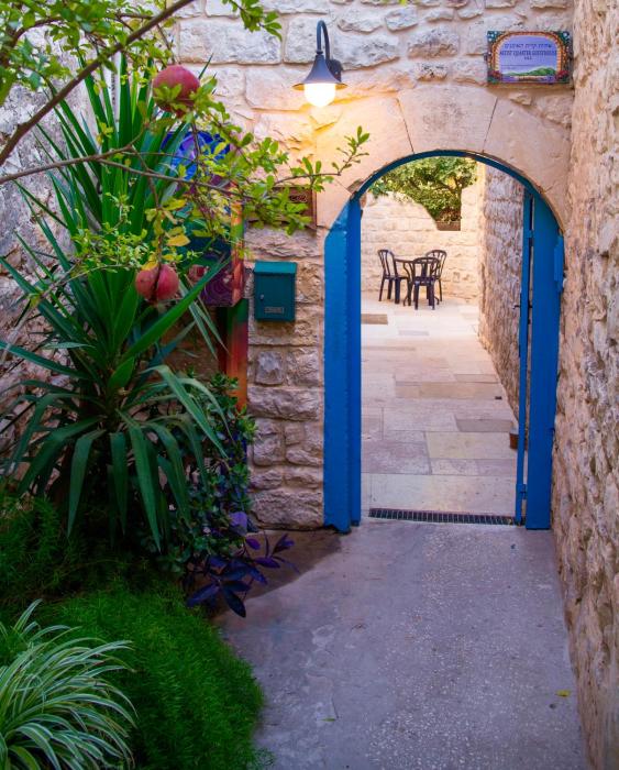 artist quarter guesthouse bandb