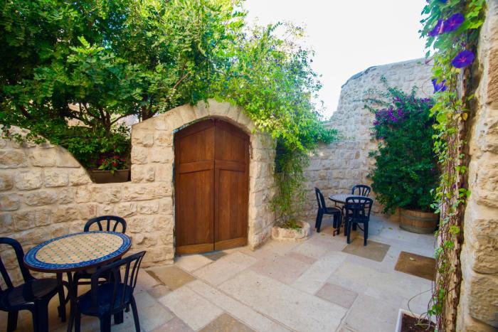 artist quarter guesthouse bandb