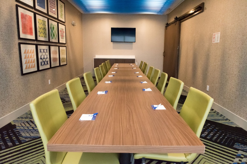 holiday inn express and suites merrillville an ihg hotel