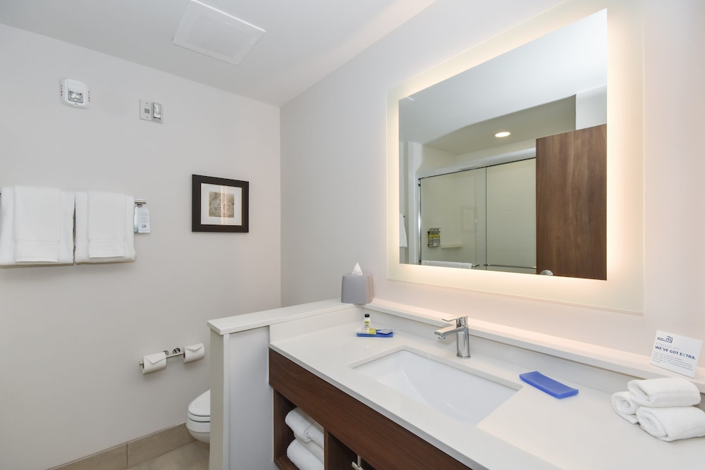 hol inn exp and suites charlotte ballantyne