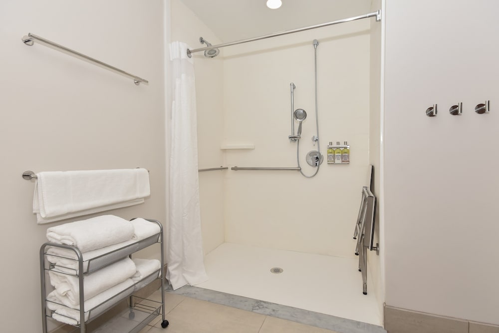 hol inn exp and suites charlotte ballantyne