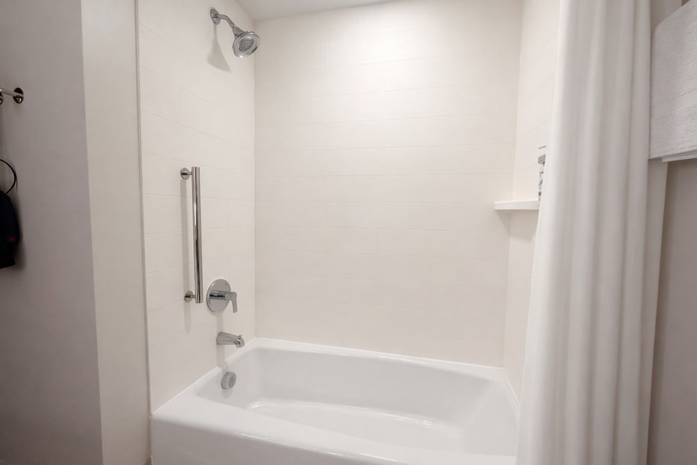 hol inn exp and suites charlotte ballantyne