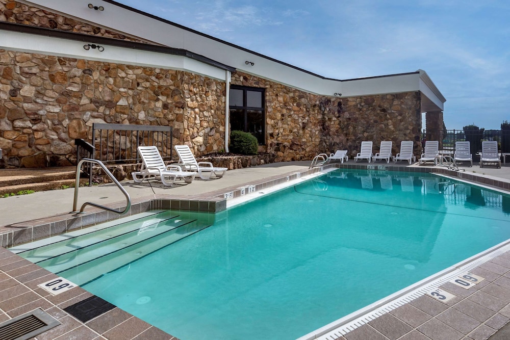comfort inn and suites near danville mall