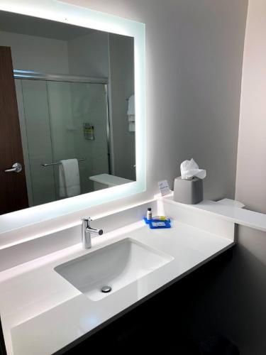 hol inn exp and suites bensenville ohare