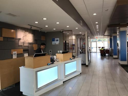 hol inn exp and suites bensenville ohare
