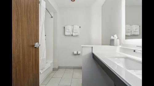 hol inn exp and suites bensenville ohare