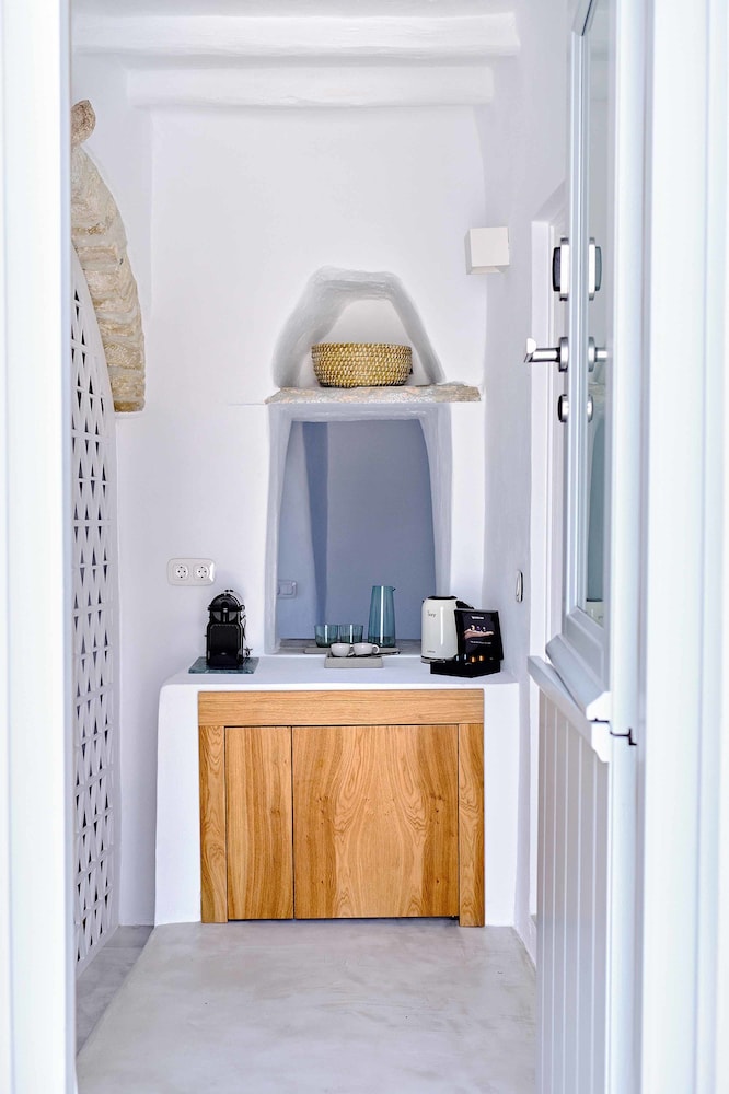 living theros luxury suites