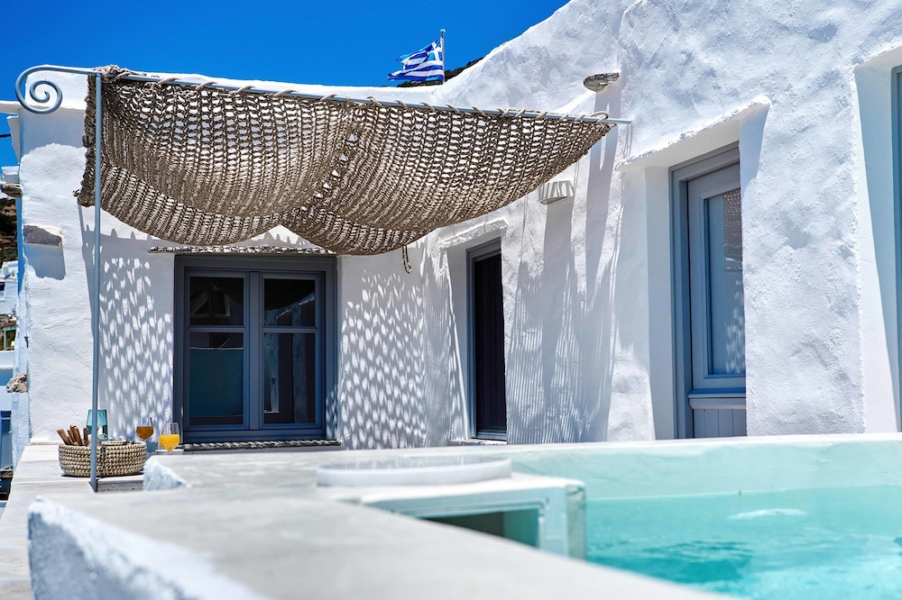 living theros luxury suites