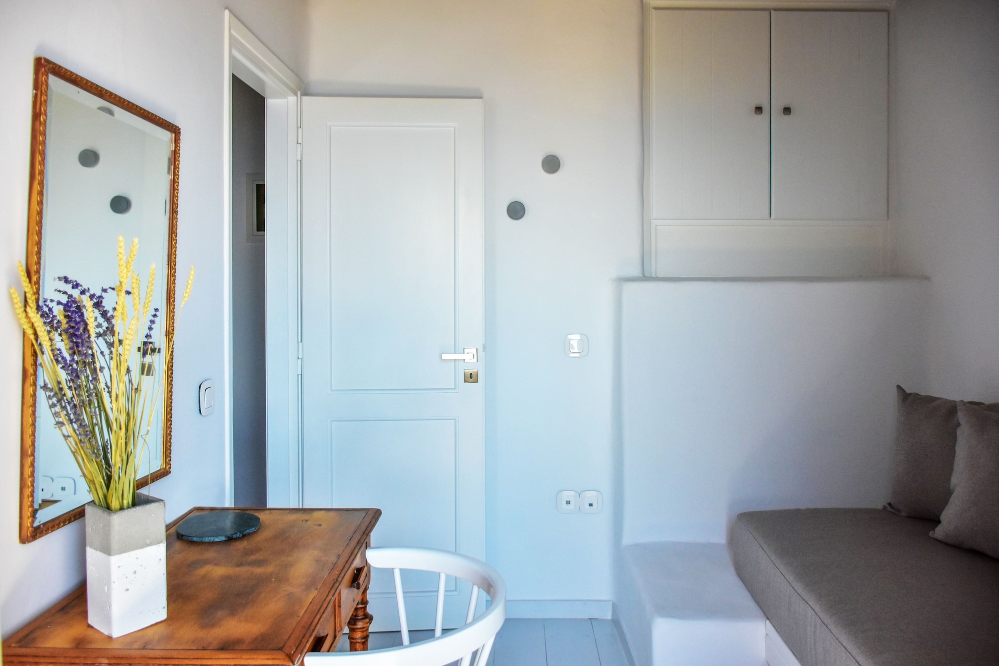 living theros luxury suites