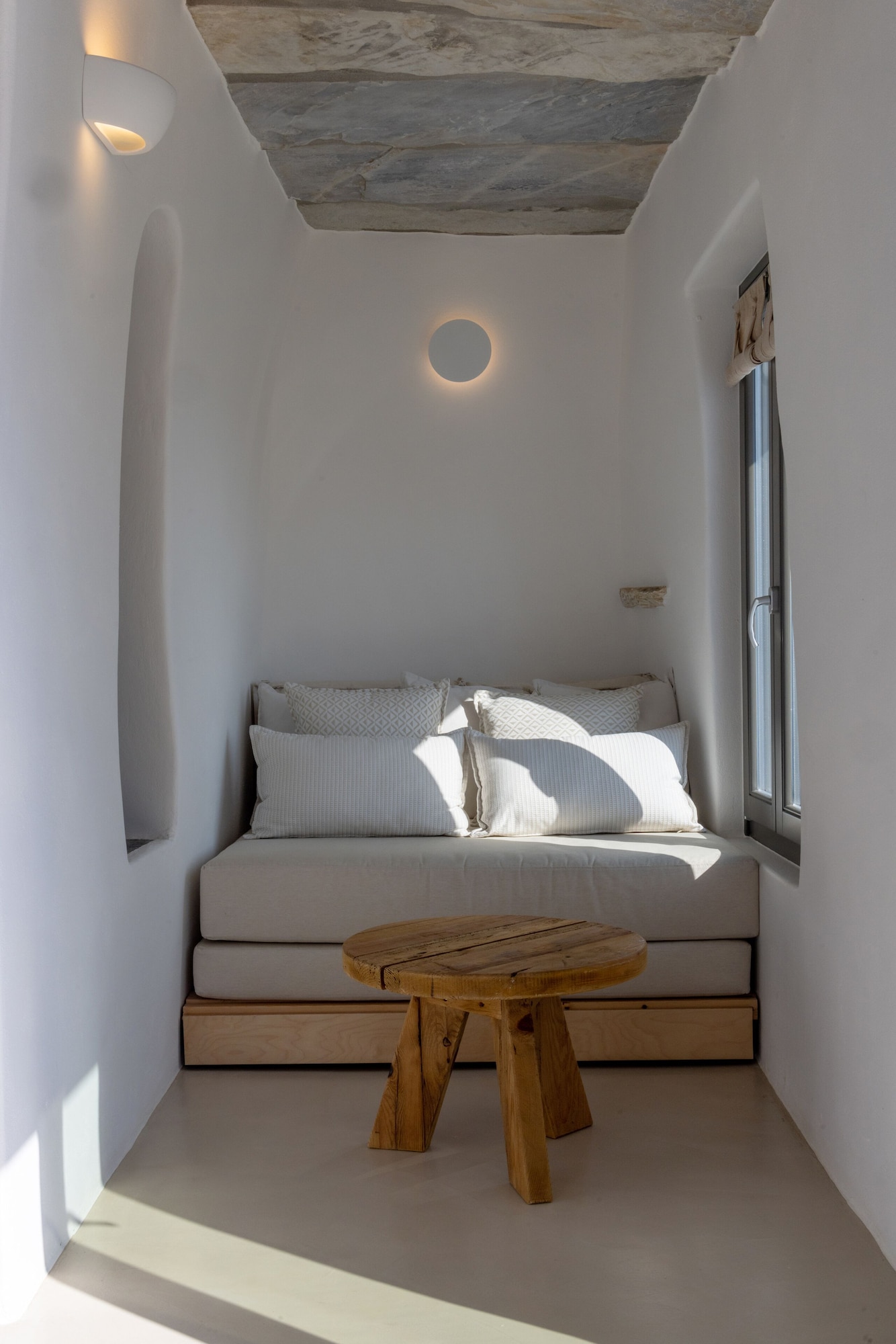 living theros luxury suites