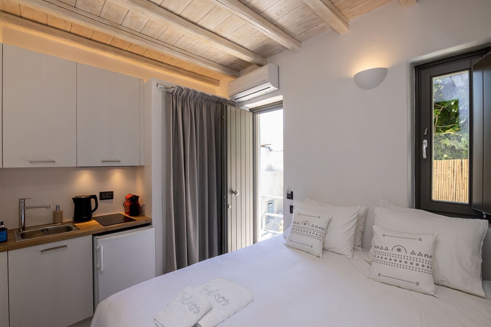 living theros luxury suites
