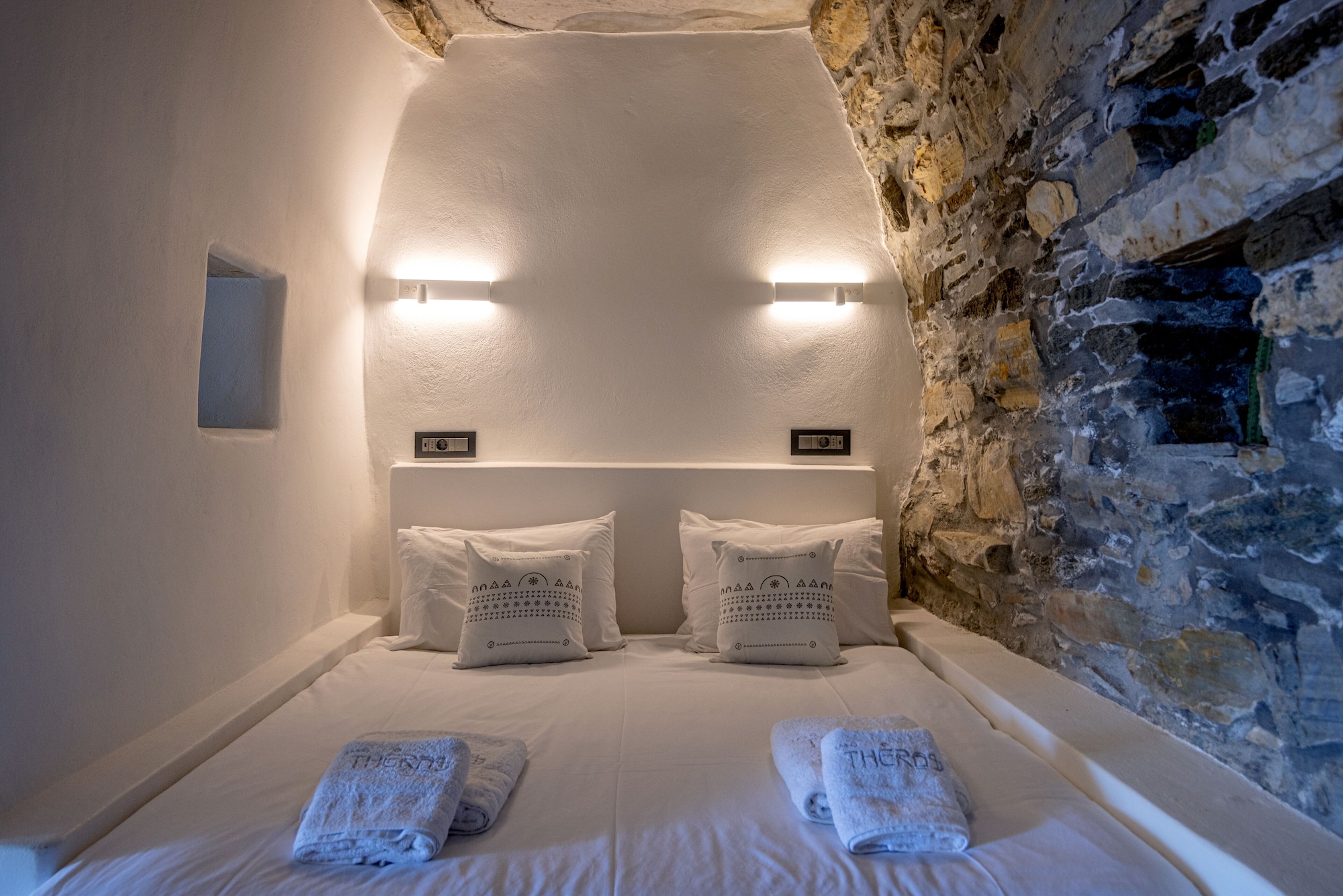 living theros luxury suites