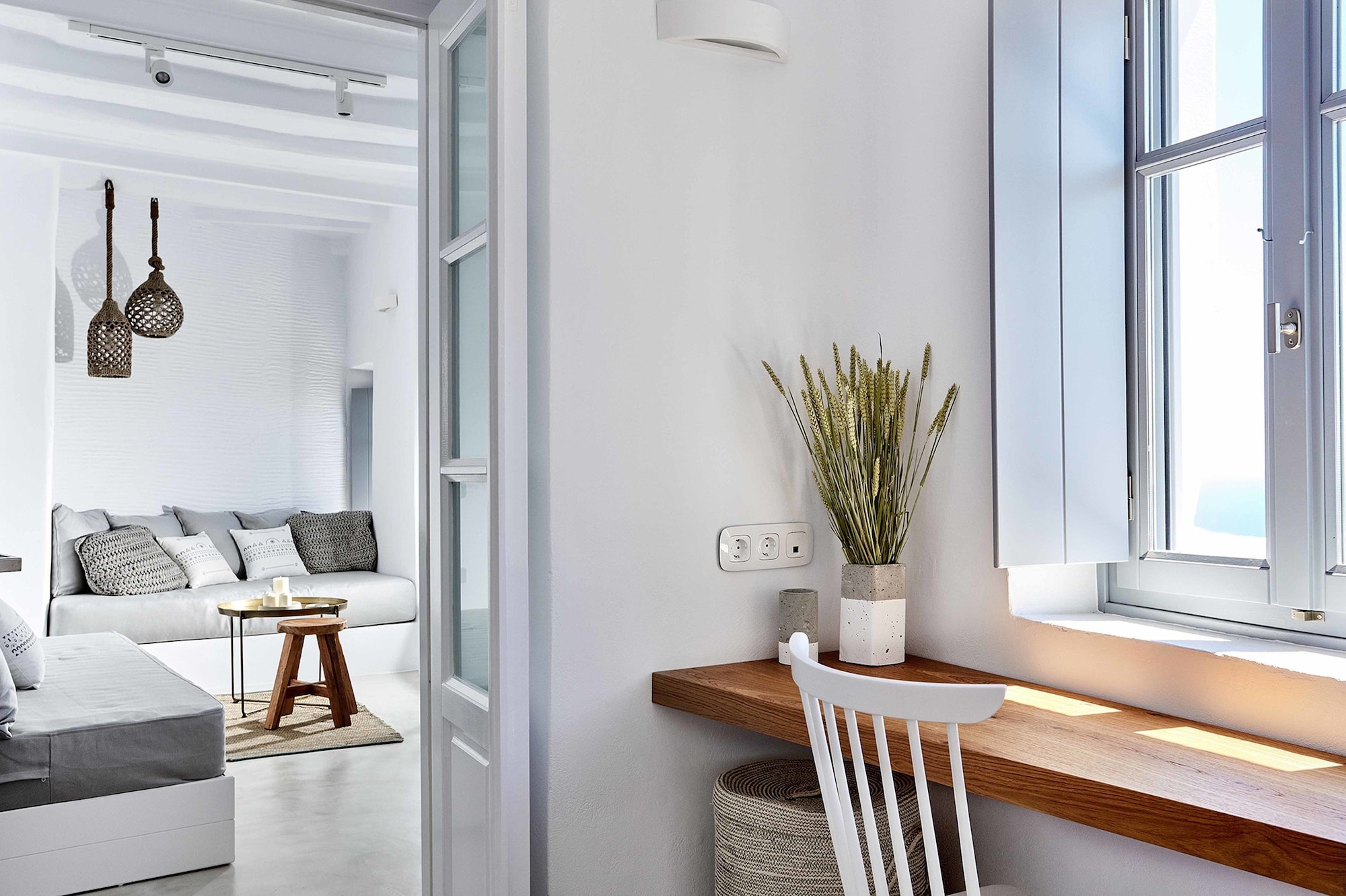 living theros luxury suites